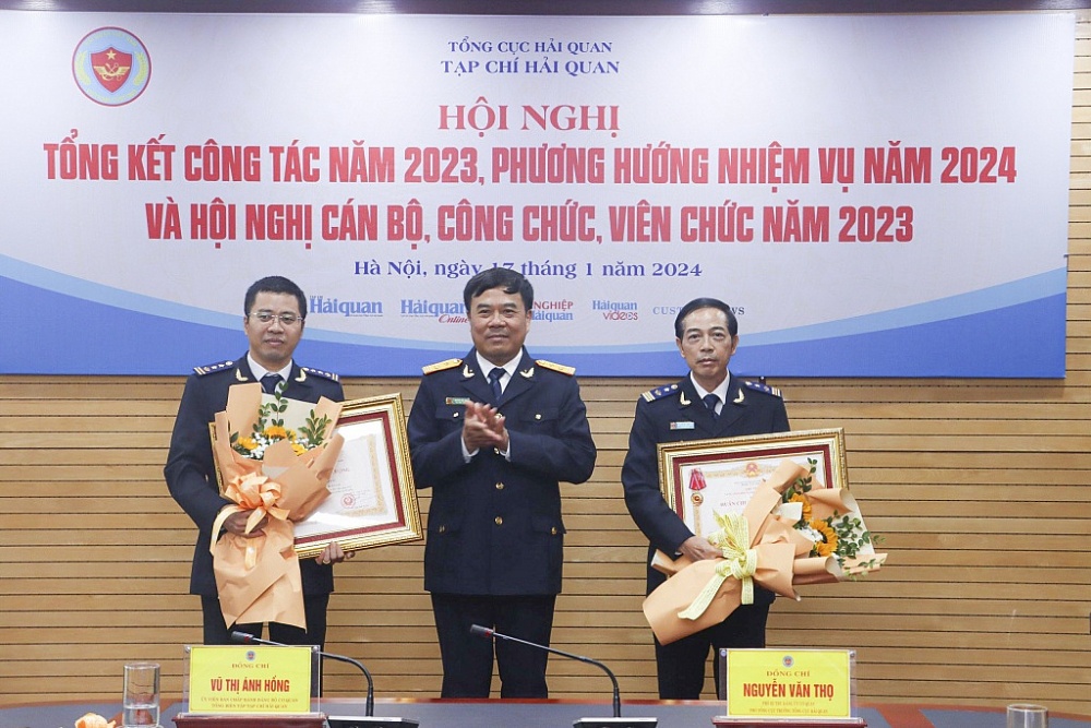 Thừa ủy quyền Phó Tổng cục trưởng Nguyễn Văn Thọ trao Huân chương lao động hạng Ba cho các tập thể và cá nhân. Ảnh: Quang Hùng