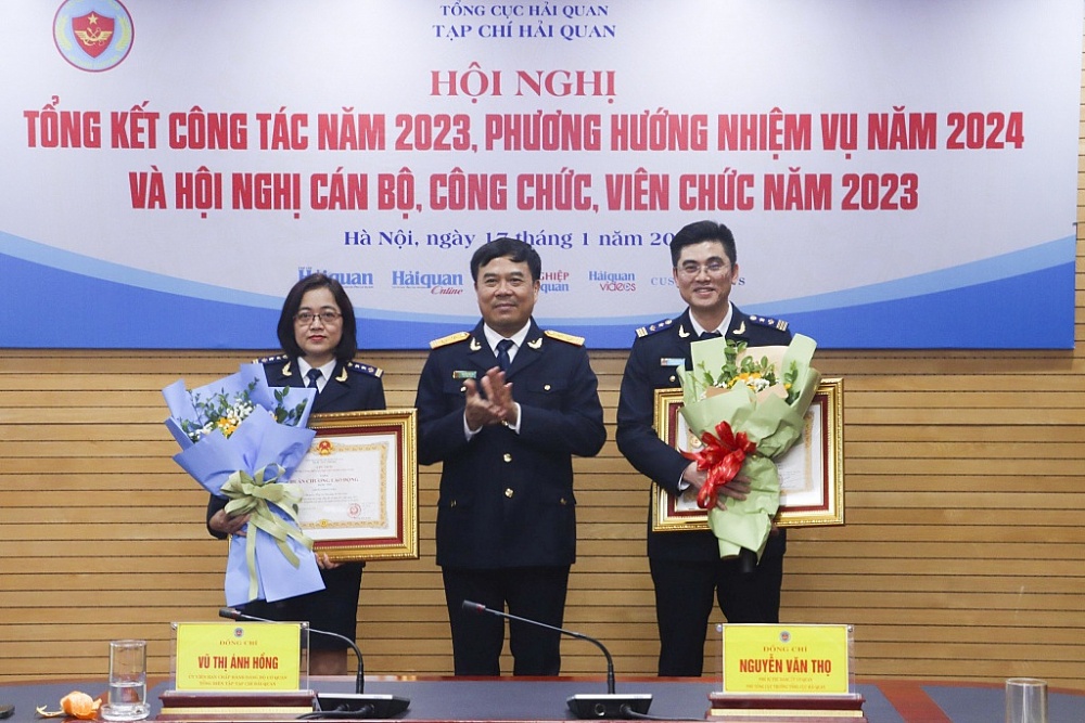 Thừa ủy quyền Phó Tổng cục trưởng Nguyễn Văn Thọ trao Huân chương lao động hạng Nhì cho các tập thể và cá nhân. Ảnh: Quang Hùng