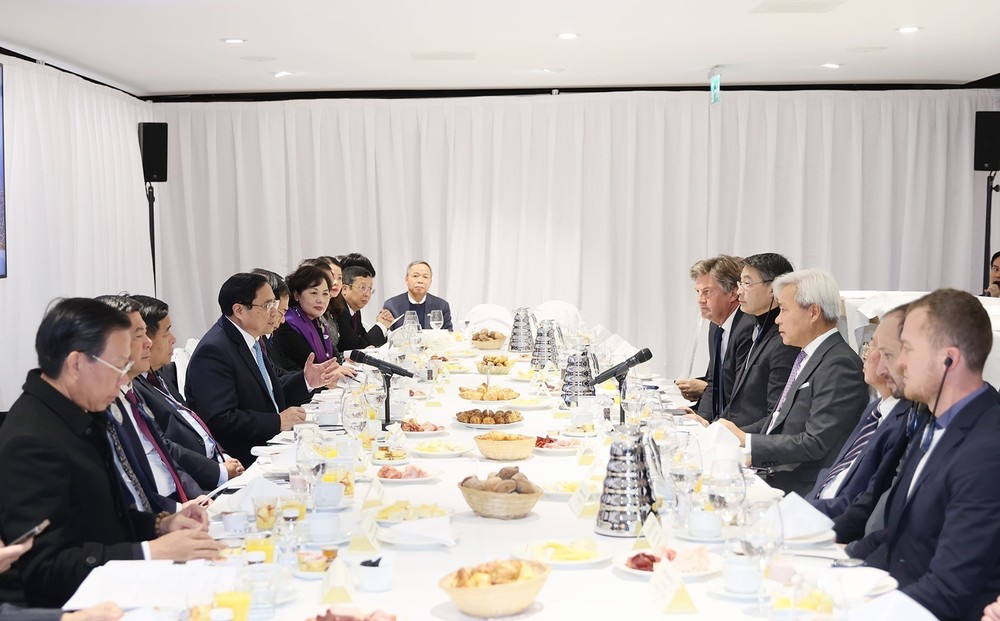 Thủ tướng Phạm Minh Chính tọa đàm với các doanh nghiệp với chủ đề &amp;quot;Việt Nam - Điểm đến hàng đầu ASEAN về đầu tư bền vững.&amp;quot; (Ảnh: Dương Giang/TTXVN)