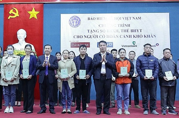 Ảnh: Tổng Giám đốc Nguyễn Thế Mạnh và lãnh đạo UBND huyện Mai Châu tặng sổ BHXH cho người có hoàn cảnh khó khăn.