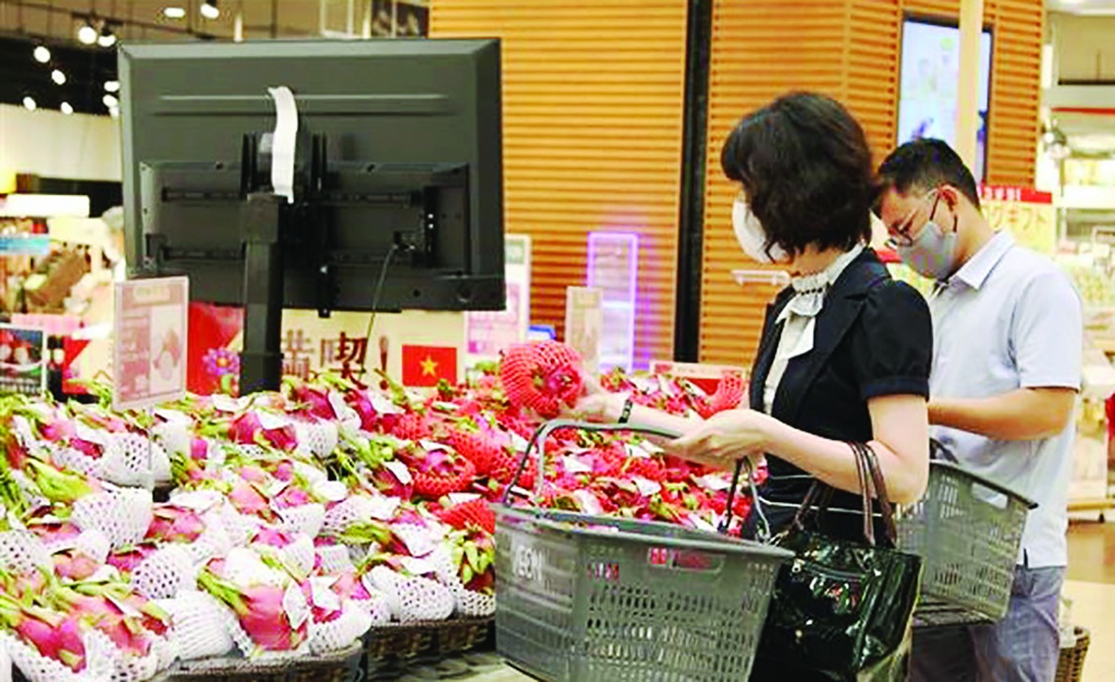 Người tiêu dùng chọn mua sản phẩm Việt Nam tại hệ thống siêu thị Aeon (Nhật Bản). 	Ảnh: Thanh Tùng