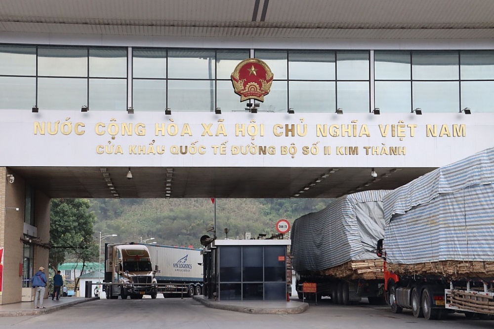 Hoạt động xuất nhập khẩu qua cửa khẩu quốc tế đường bộ số II Kim Thành, Lào Cai. 	Ảnh: T.Bình