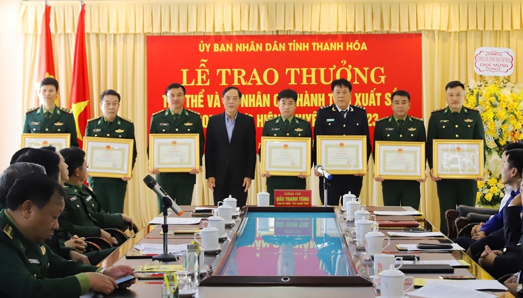 Nguyễn Thanh Phong – Phó Chi cục trưởng Chi cục HQCKQT Na Mèo (ngoài cùng bên trái) được khen thưởng vì có thành tích xuất sắc trong chuyên án TH823.