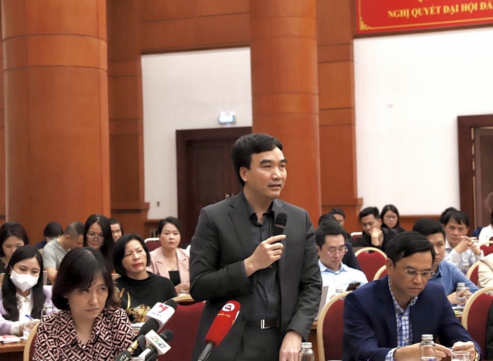 ông Phạm Văn Bình, Phó Cục trưởng Cục Quản lý giá (Bộ Tài chính) trả lời họp báo