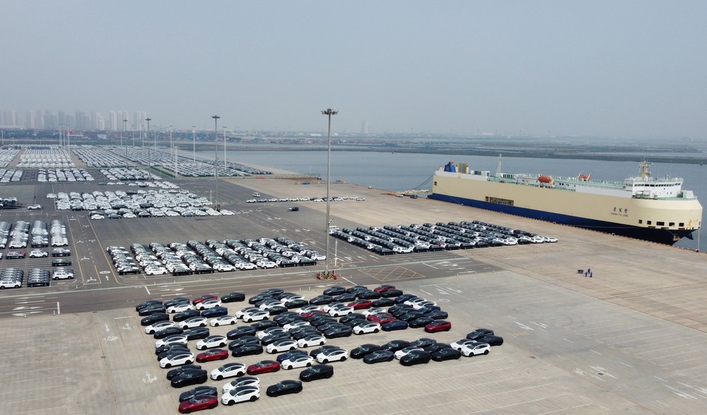 Ôtô chờ được xuất khẩu tại cảng Thiên Tân, Trung Quốc. (Ảnh: THX/TTXVN)