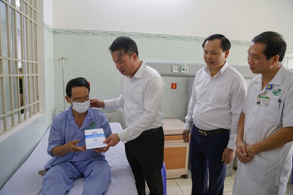 TGĐ BHXH VN Nguyễn Thế Mạnh trao tặng thẻ BHYT