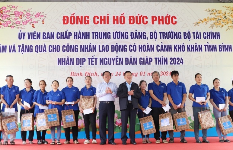 Bộ trưởng Hồ Đức Phớc thăm và chúc Tết công nhân, người lao động và đồng bào nghèo tại Bình Định