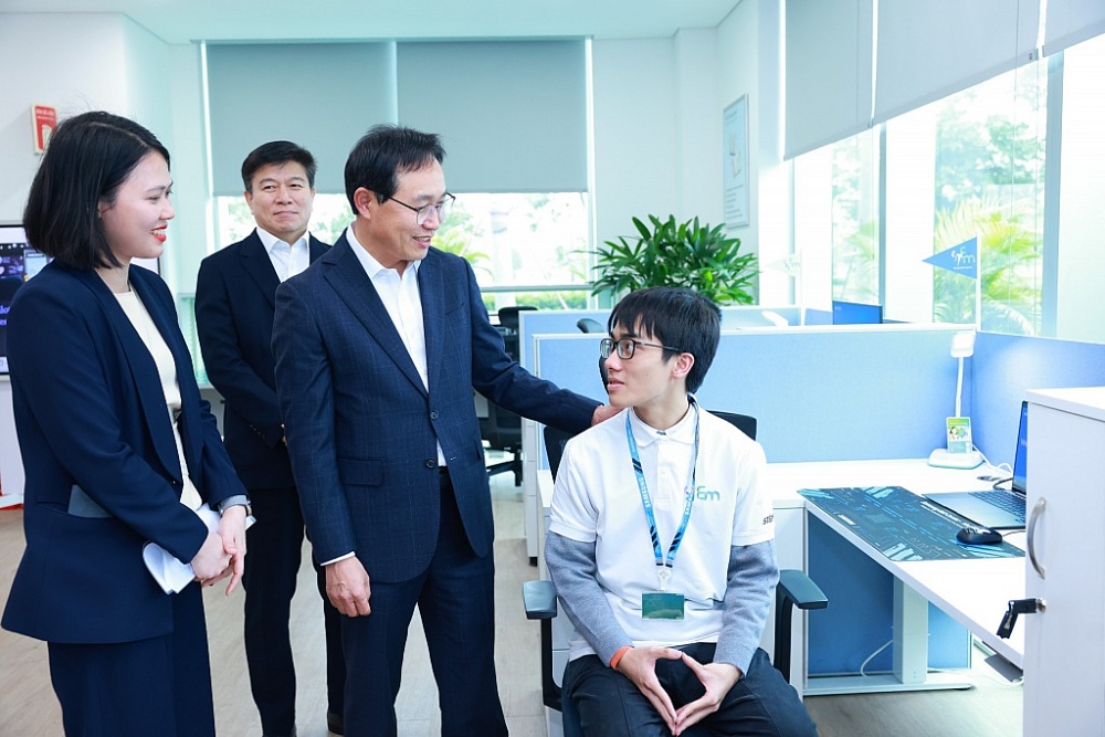 Lãnh đạo Samsung thăm động viên các học sinh.
