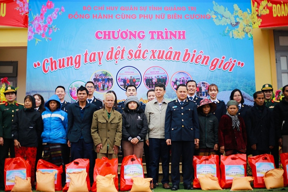 Đồng chí Đinh Ngọc Thanh – Phó Bí thư Đảng ủy, Phó Cục trưởng Cục Hải quan tỉnh Quảng Trị trao quà cho bà con Nhân dân xã A Vao