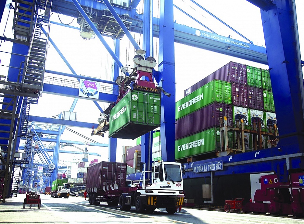 Hoạt động bốc dỡ hàng hóa xuất nhập khẩu tại Tân Cảng Cát Lái. 	Ảnh: TTXVN