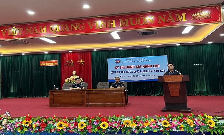Cục trưởng Cục Hải quan Hà Tĩnh Bùi Thanh San phát biểu tại kỳ thi đánh giá năng lực công chức không giữ chức vụ lãnh đạo năm 2023.