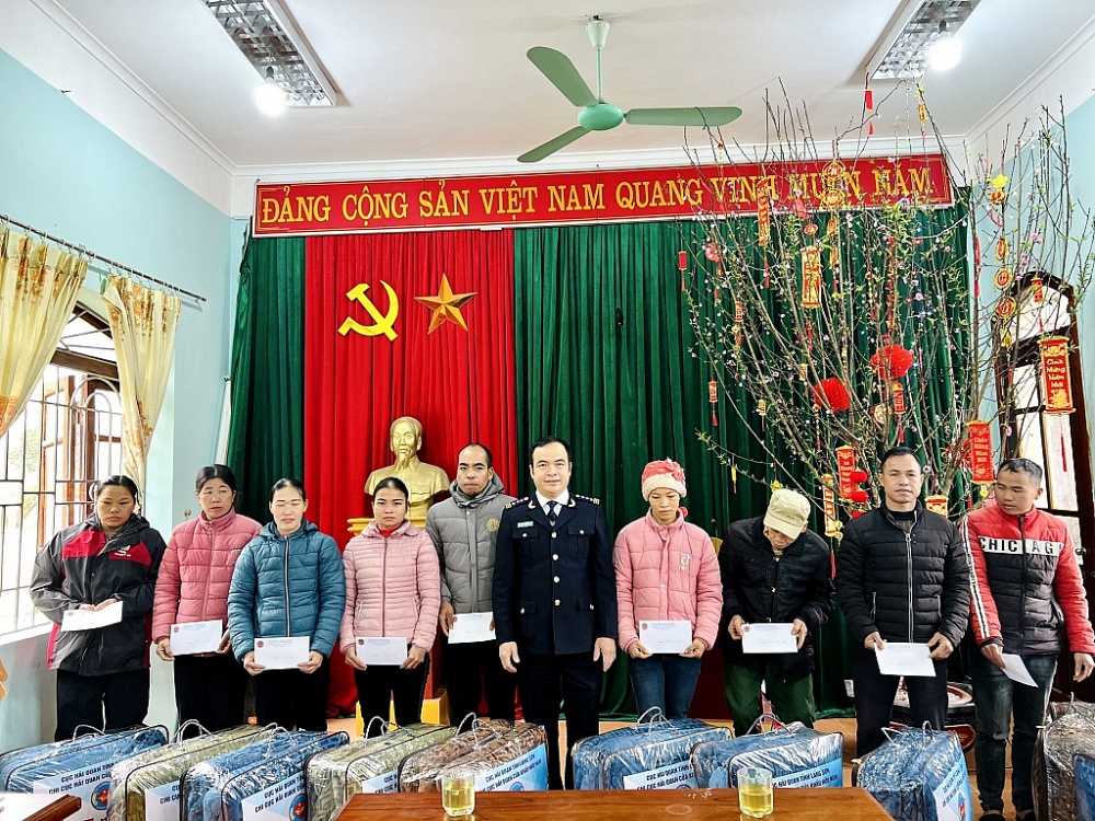 đồng chí Nguyễn Hồng Linh cũng đã trao tặng 20 phần quà, mỗi phần quà trị giá 500 nghìn đồng và 1 chiếc chăn ấm cho 20 gia đình chính sách, hộ nghèo trên địa bàn. Ảnh: Mai Loan