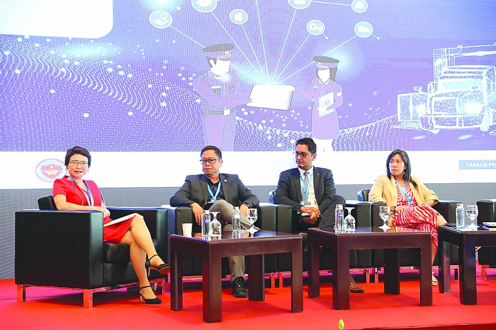 Tác giả (ngoài cùng bên trái) tại Phiên thảo luận về Hải quan Xanh tại Hội nghị và Triển lãm công nghệ của WCO tổ chức tại Hà Nội từ 10 đến 12/10/2023.
