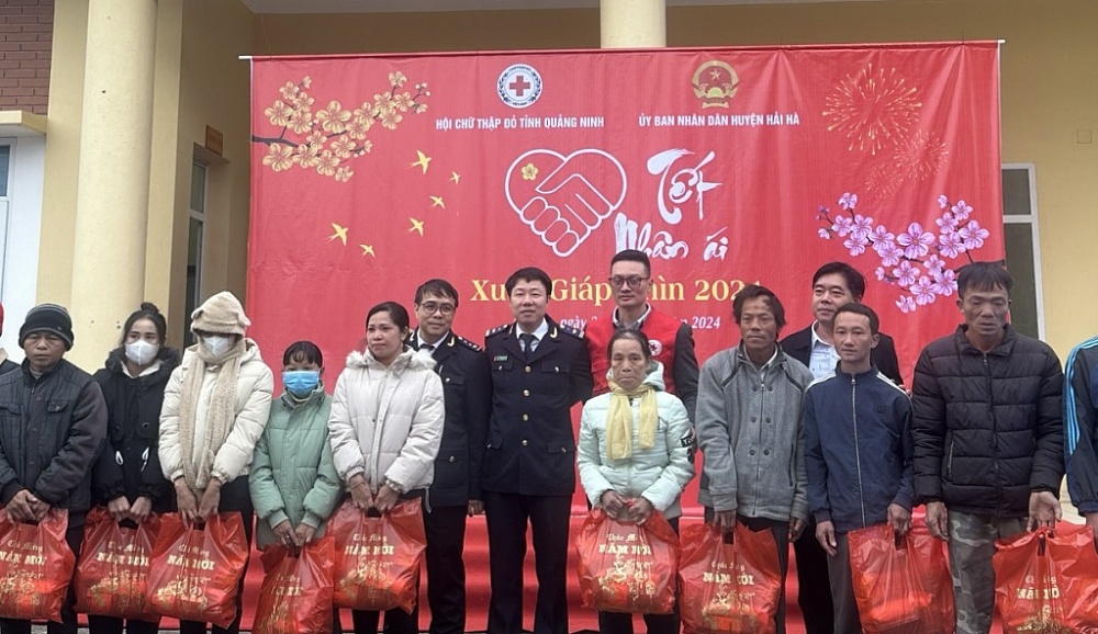 Hải quan Bắc Phong Sinh với Chương trình “Chợ Tết Nhân ái”