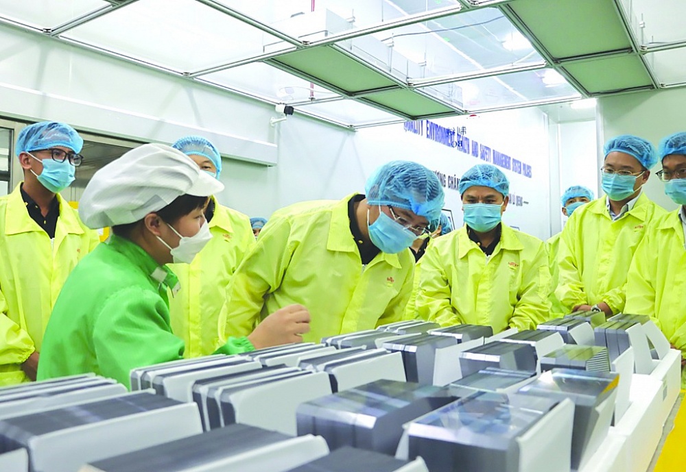 Đoàn công tác của lãnh đạo Cục Hải quan Bắc Ninh đến làm việc và thăm nhà máy sản xuất của Công ty TNHH Khoa học kỹ thuật năng lượng mặt trời Boviet trong quý 3/2023.	Ảnh: Q.Hùng