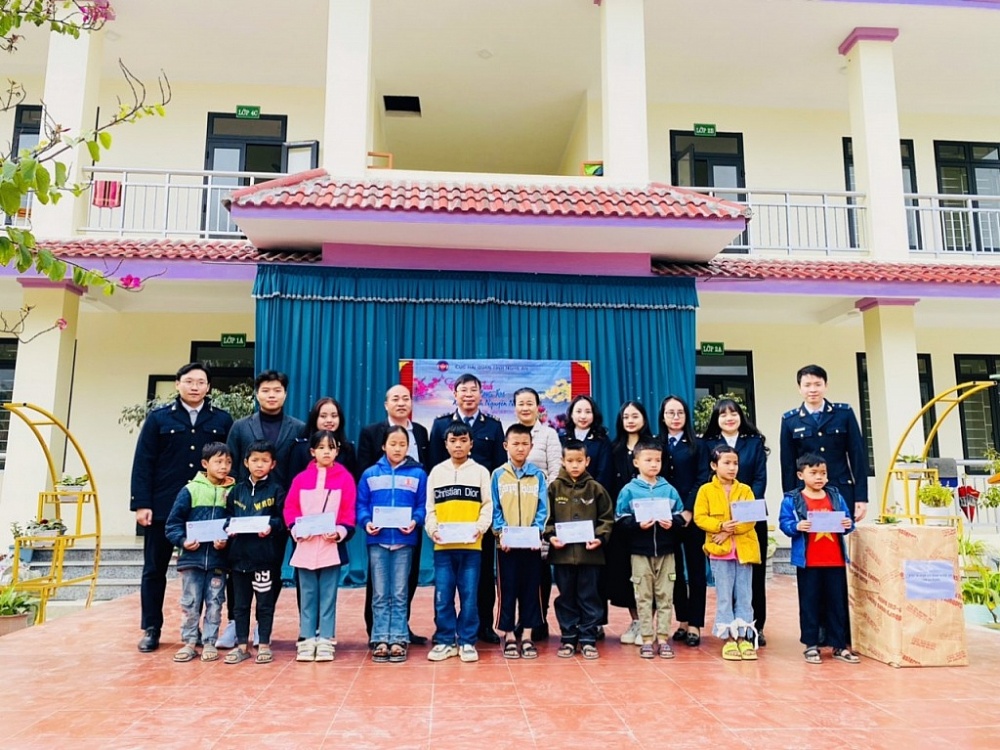 Công đoàn cơ sở Cục Hải quan Nghệ Trao trao những phần quà ý nghĩa cho các em học sinh tại xã Nậm Cắn. 