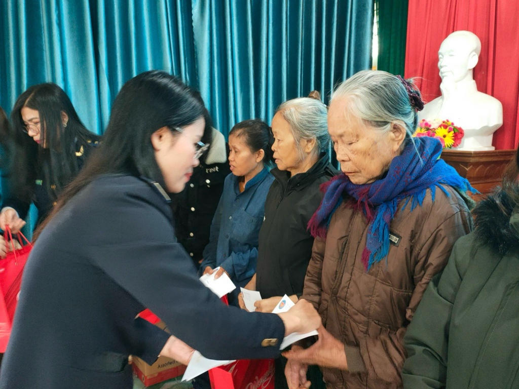 Công đoàn cơ sở Hải quan Nghệ An trao yêu thương cho người dân tại xã Thanh Thủy.