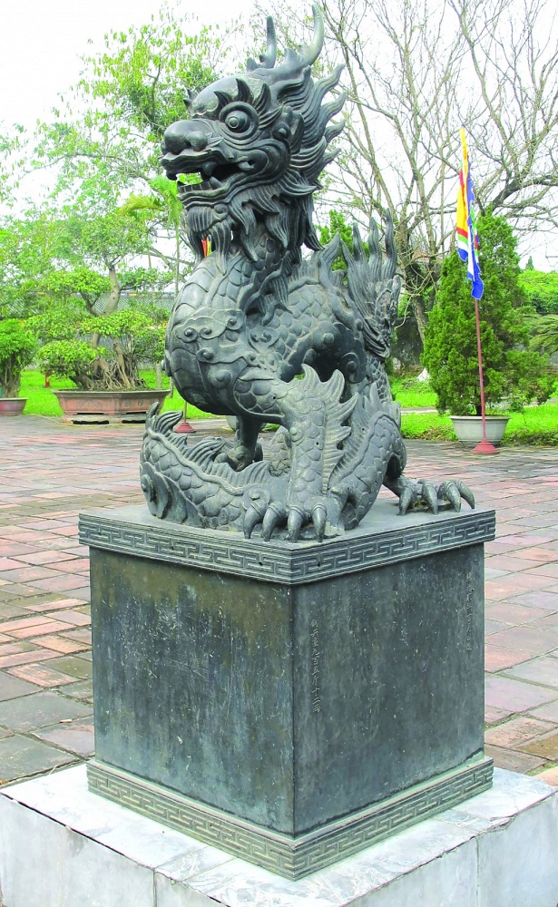 Rồng bằng đồng đúc năm 1842 trấn giữ trước Duyệt Thị Đường (Đại nội Huế)