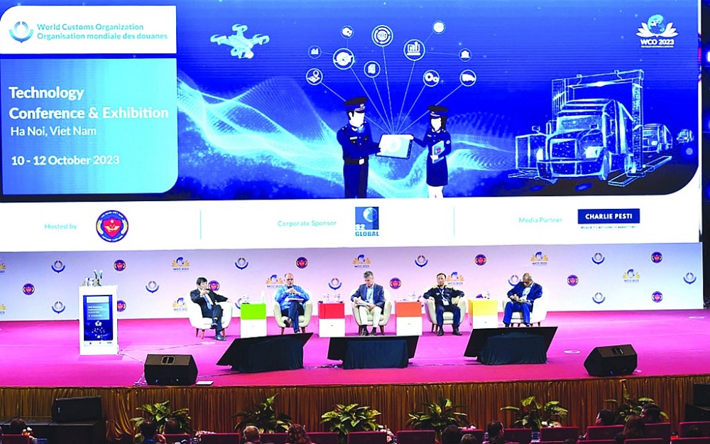 Các đại biểu tham gia Phiên thảo luận tại Hội nghị và Triển lãm Công nghệ của Tổ chúc Hải quan thế giới do Hải quan Việt Nam đăng cai tổ chức tại Hà Nội từ 10 đến 12/10/2023.