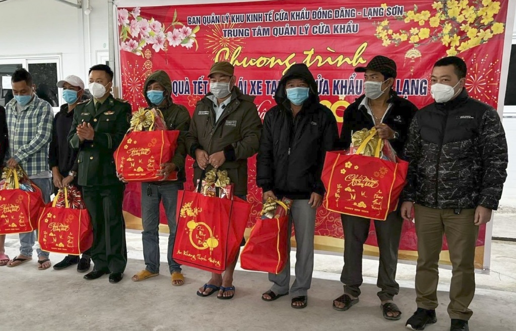 Lạng Sơn: Chủ hàng, lái xe có thể đăng ký đón Tết Nguyên đán tại các cửa khẩu