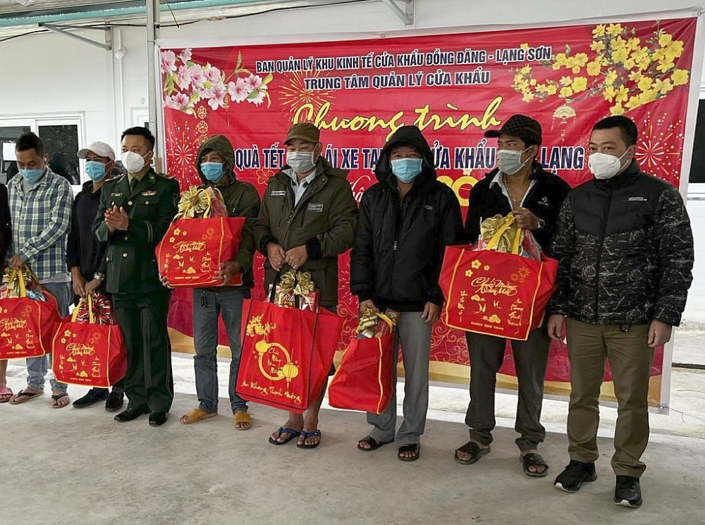 Ban Quản lý khu kinh tế cửa khẩu Đồng Đăng - Lạng Sơn tặng quà cho các tài xế vào năm 2022. 