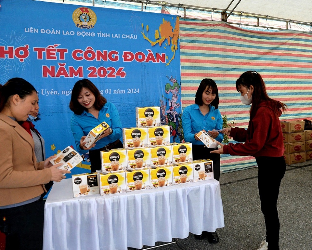 Sản phẩm của Nestlé Việt Nam được tặng cho người lao động tại chợ Tết Công Đoàn do Liên Đoàn Lao động tỉnh Lai Châu tổ chức