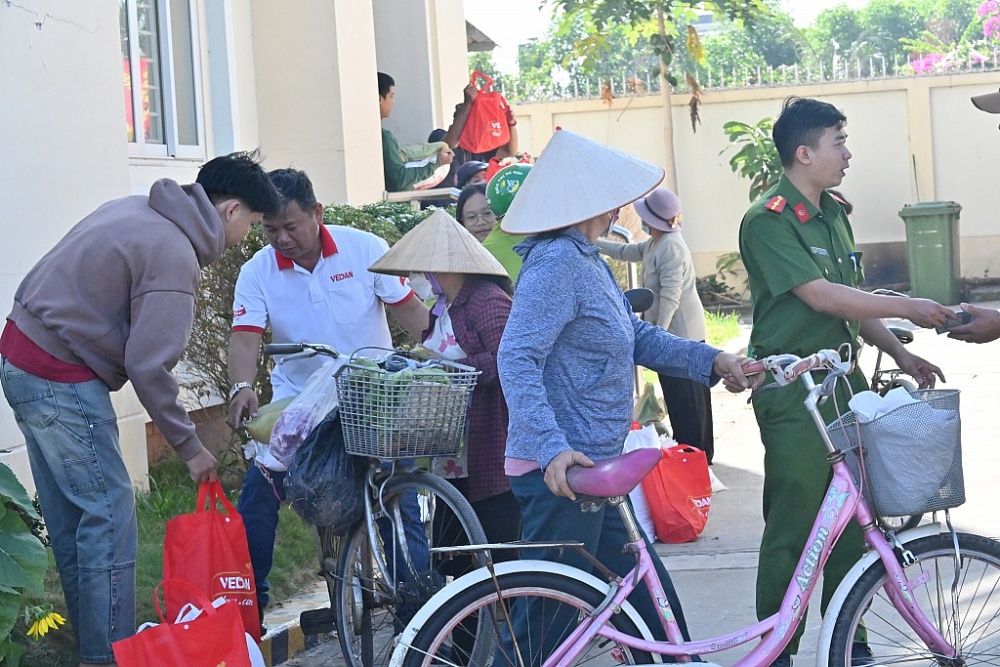 Nhân viên Vedan hỗ trợ bà con xã Phước Thái (Đồng Nai) mang quà về nhà đón Tết