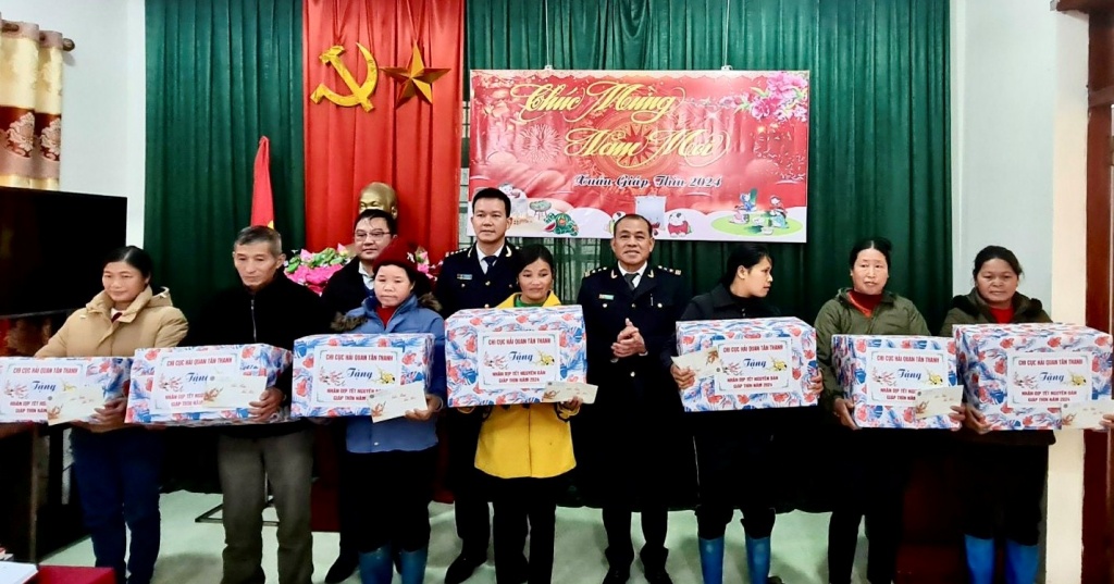 Hải quan Lạng Sơn tặng quà “Tết thân ái” cho các hộ nghèo, gia đình chính sách tại các xã biên giới