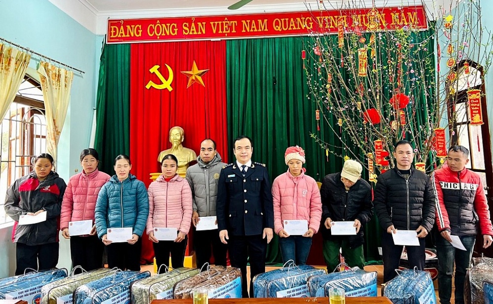 Hải quan Lạng Sơn tặng quà “Tết thân ái” cho các hộ nghèo, gia đình chính sách tại các xã biên giới