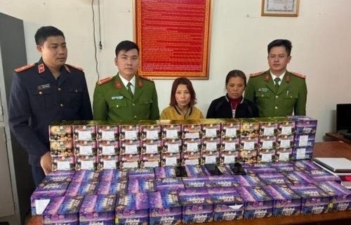 Nghệ An: Bắt 2 phụ nữ mua bán, tàng trữ gần 130 kg pháo nổ