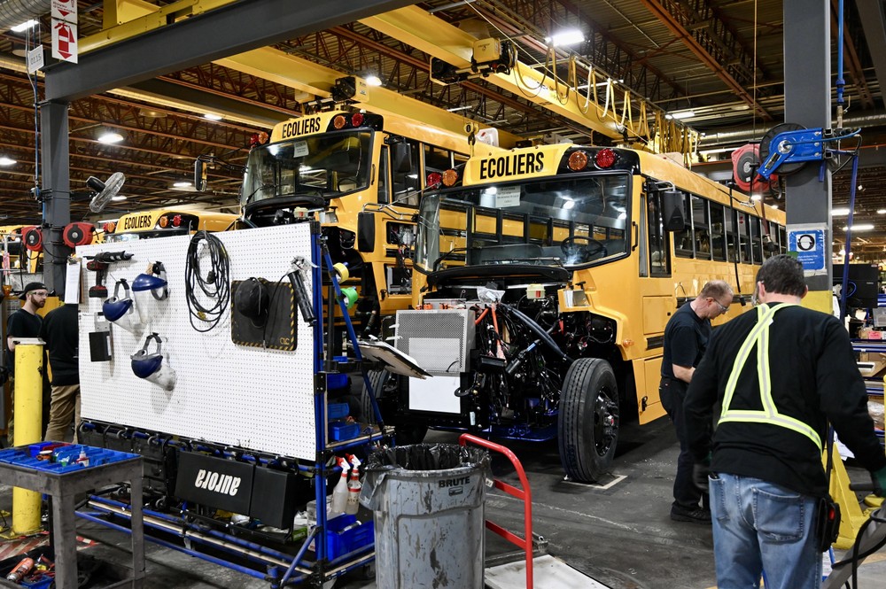 Công nhân làm việc tại xưởng lắp ráp xe buýt trong nhà máy ở Quebec (Canada). (Ảnh: AFP/TTXVN)