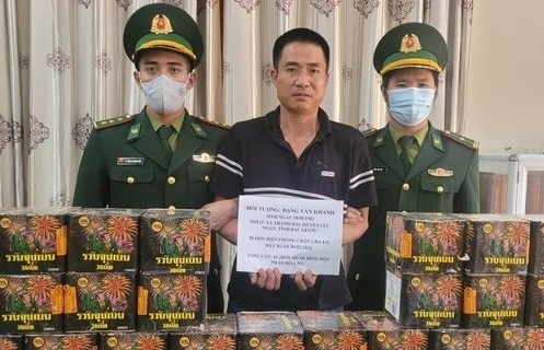 Hải quan Cha Lo phối hợp phát hiện vụ vận chuyển 41 hộp pháo hoa
