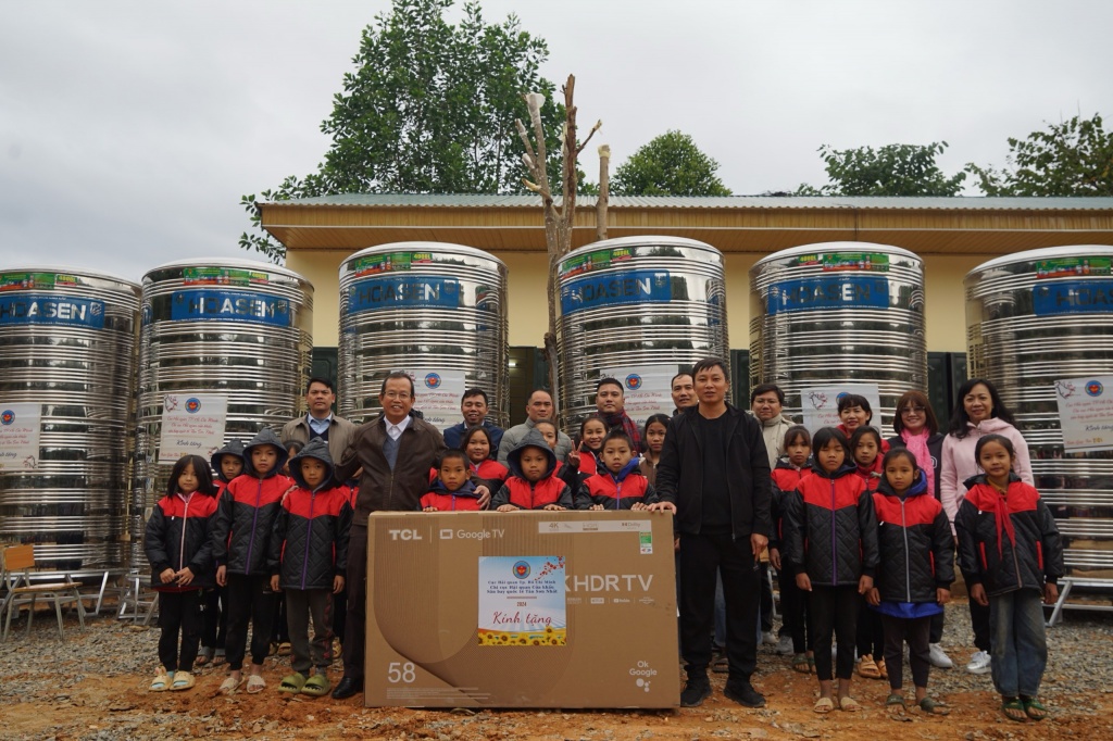 Hải quan sân bay quốc tế Tân Sơn Nhất trao tặng 1.000 áo ấm cho học sinh dân tộc thiểu số