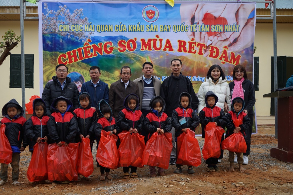 Hải quan sân bay quốc tế Tân Sơn Nhất trao tặng 1.000 áo ấm cho học sinh dân tộc thiểu số