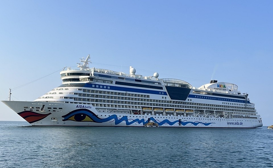 Hải quan Phú Quốc đón tàu du lịch gần 2.000 khách châu Âu