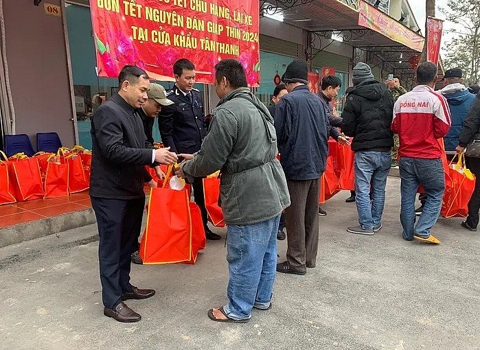 Lực lượng chức năng trên địa bàn tỉnh Lạng Sơn trao quà cho lái xe lưu trú tại cửa khẩu đón tết Nguyên đán Giáp Thìn 2024. 