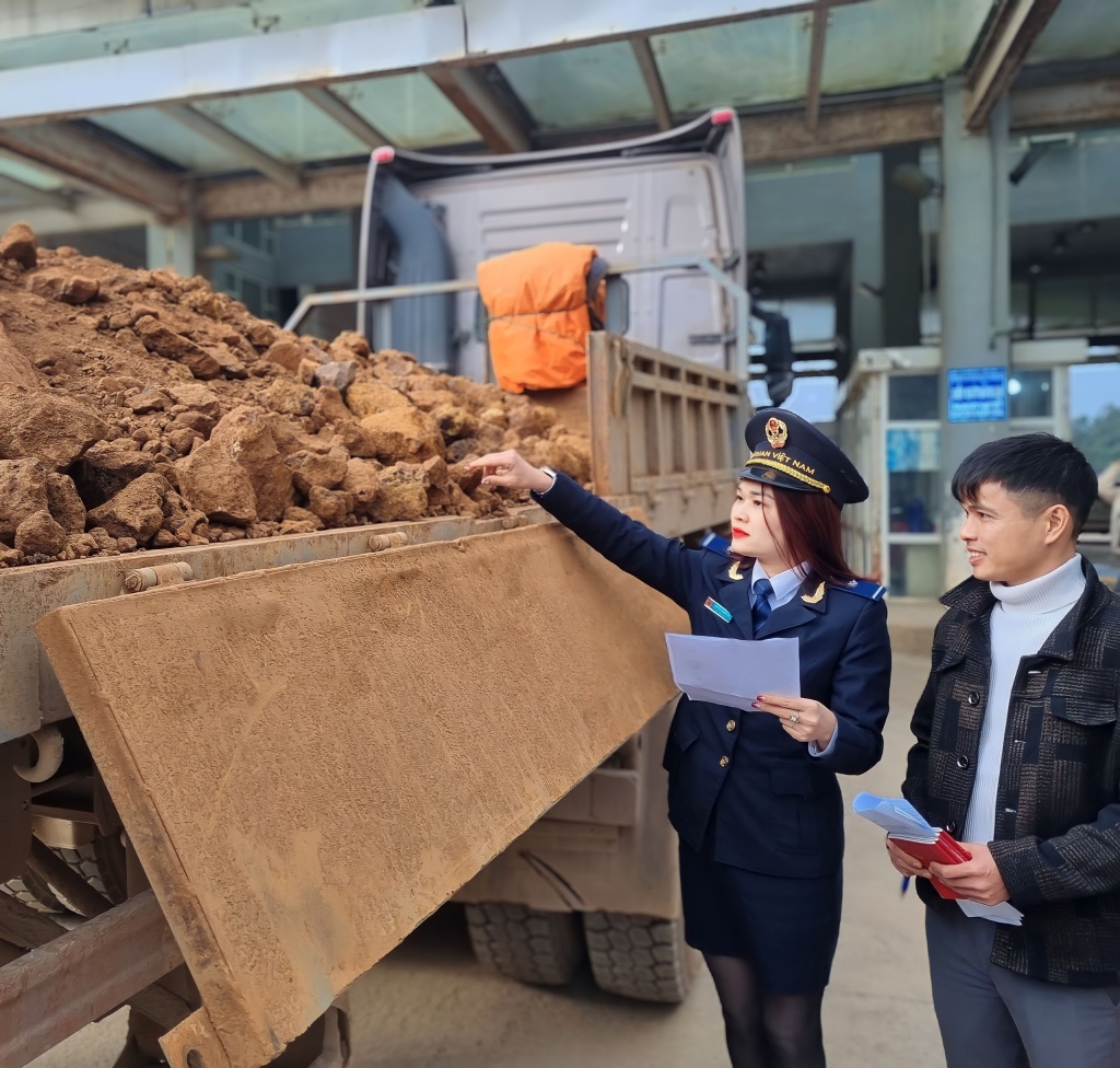 Công chức Chi cục Hải quan cửa khẩu quốc tế Cầu Treo đã làm thủ tục thông quan cho lô hàng 1.200 tấn quặng sắt NK của Công ty CP đầu tư thương mại XNK Việt Phát (Hải Phòng). 