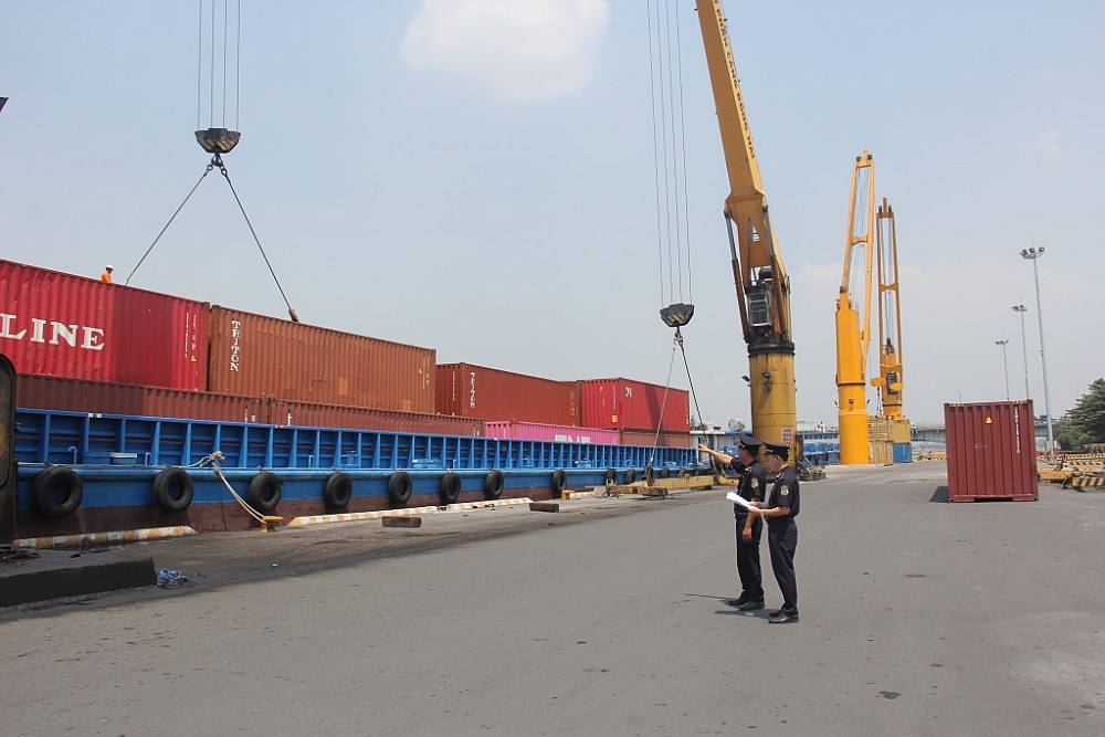 Công chức Hải quan Đồng Nai giám sát hàng hóa xuất nhập khẩu tại Cảng Đồng Nai. Ảnh: N.H