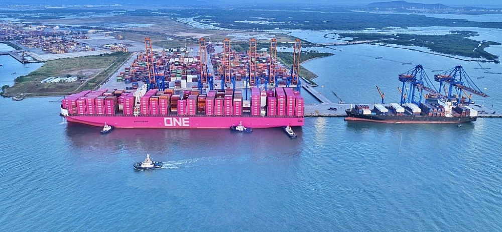Siêu tàu ONE INFINITY mang màu hồng đầy ấn tượng làm rực rỡ toàn Cảng Gemalink vào sáng mùng 1 Tết.