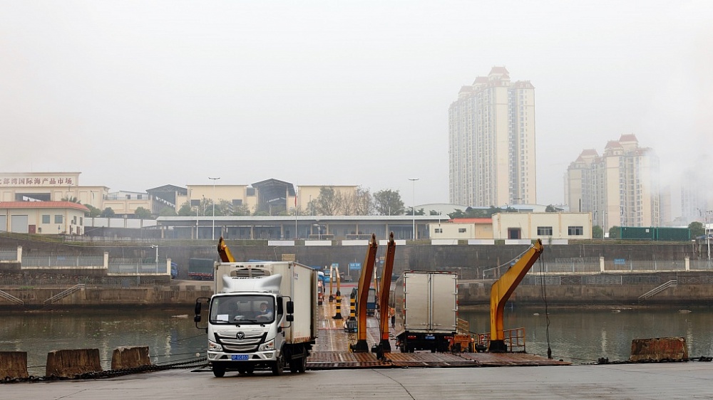Xuất nhập khẩu diễn ra thông suốt qua Lối mở cầu phao Km3+4 Hải Yên.