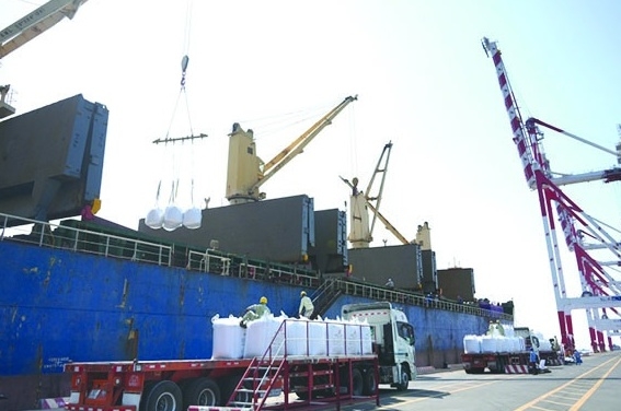 Tấp nập những chuyến hàng xuất khẩu đầu xuân tại các cảng biển phía Nam