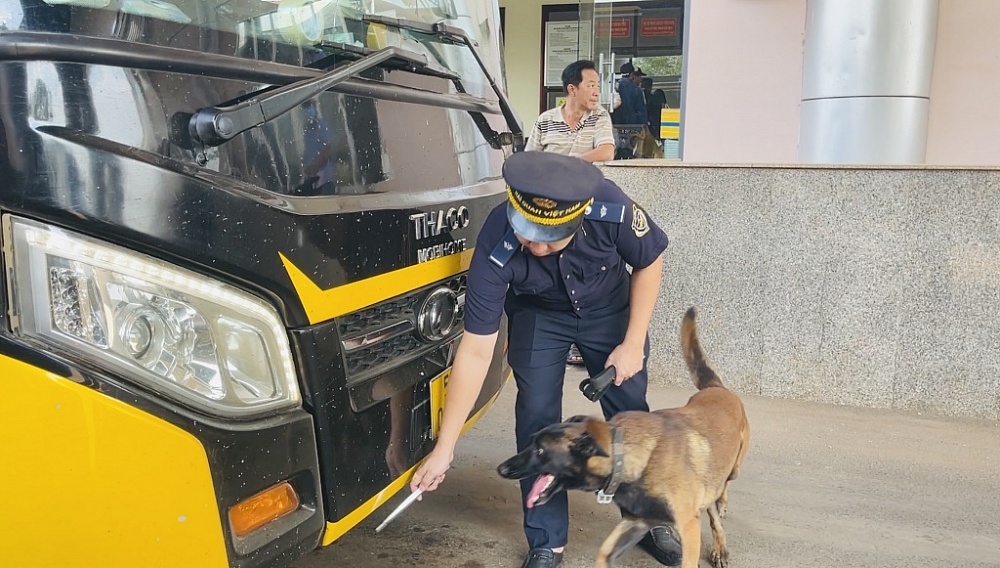 CBCC Hải quan sử dụng chó nghiệp vụ kiểm soát phương tiện xuất nhập cảnh tại cửa khẩu Hoa Lư (Bình Phước)	Ảnh: Châu Long