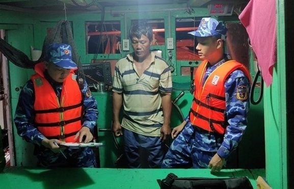 Cảnh sát biển bắt giữ 2 tàu chở hơn 170.000 lít dầu DO không rõ nguồn gốc