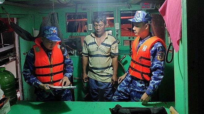 Bộ Tư lệnh Vùng Cảnh sát biển 4 kiểm tra tàu vi phạm.