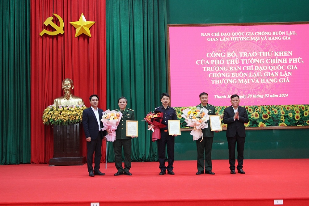 Nguyễn Văn Thi - Phó Chủ tịch thường trực UBND tỉnh Thanh Hóa; đ/c Đỗ Hồng Trung – Phó Chánh Văn phòng BCĐ 389 quốc gia trao thư khen và tặng hoa cho các đơn vị được khen thưởng.