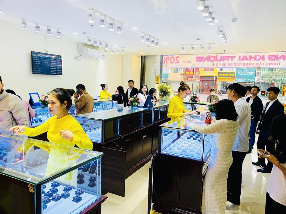 Công ty TNHH MTV Vàng bạc Đá quý Sài Gòn (SJC) là doanh nghiệp kinh doanh vàng duy nhất trên thị trường do Nhà nước sở hữu 100% vốn, trực thuộc UBND TPHCM.