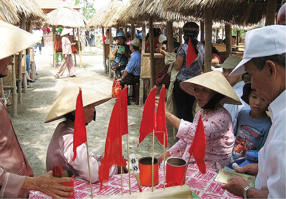 Hội bài chòi - trò chơi luôn hiện diện ở phiên chợ tết Gia Lạc.