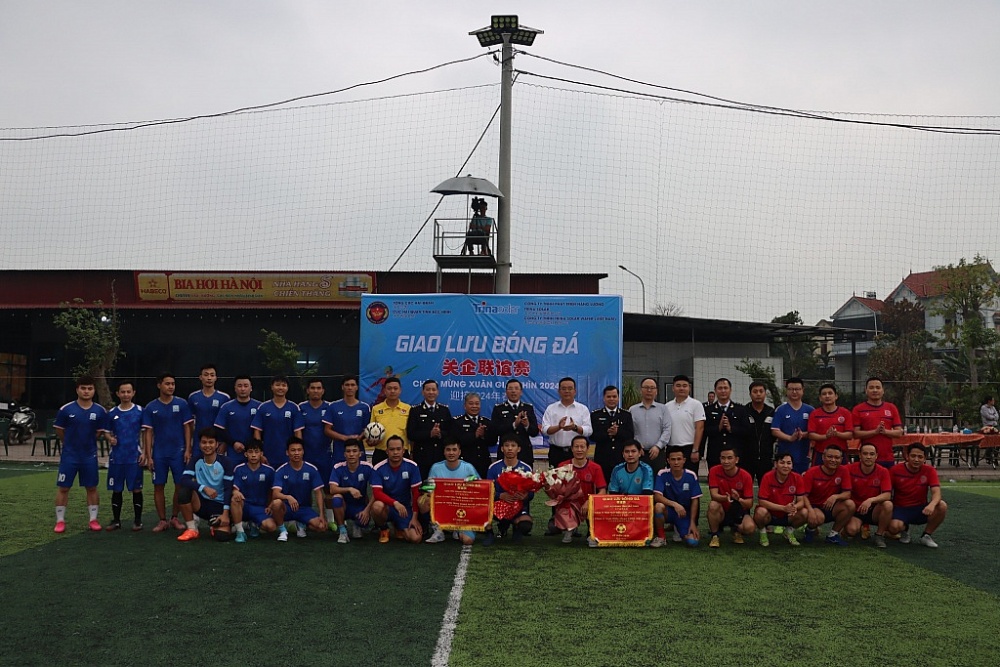 Lãnh đạo Cục Hải quan Bắc Ninh và Tập đoàn Trina Solar tặng hoa cầu thủ 2 đội trước khi diễn ra trận đấu. 	 Ảnh: Quang Hùng