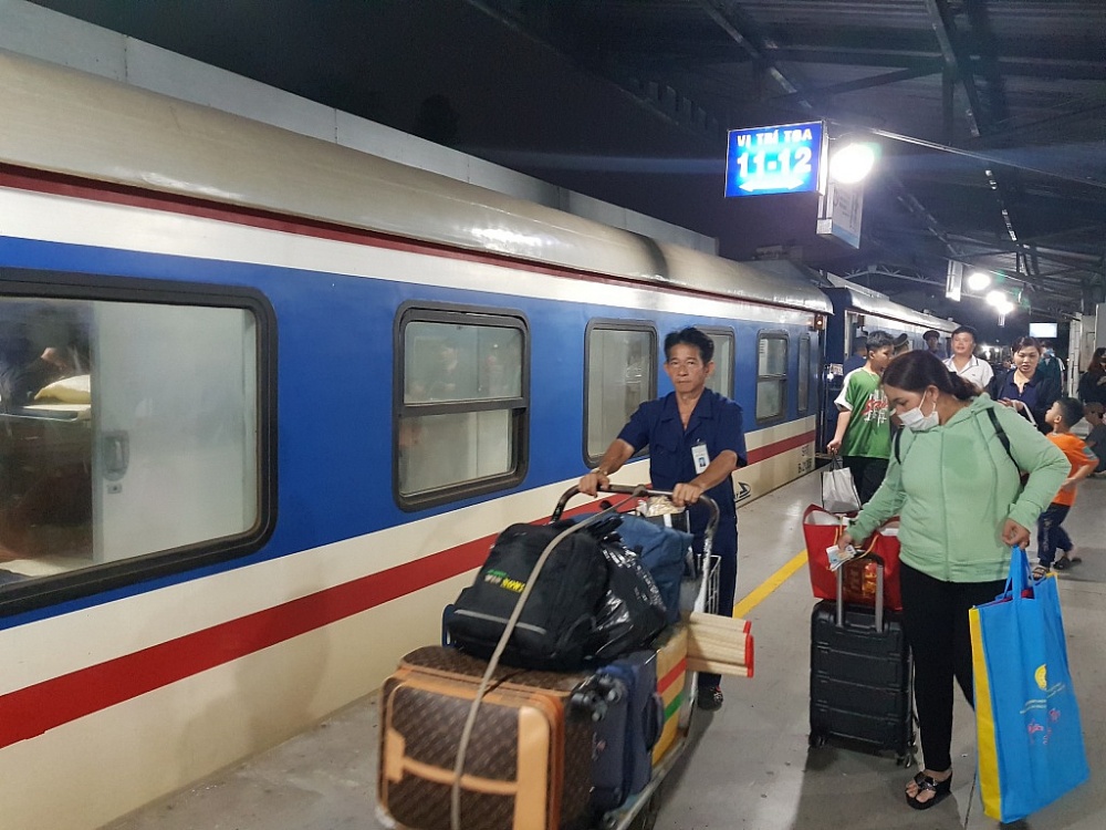 Hành khách đi tàu dịp Tết tại ga Sài Gòn. 
