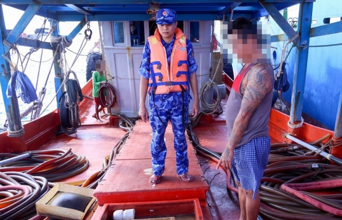 Cảnh sát biển bắt giữ tàu vận chuyển 50.000 lít dầu DO trái phép trên biển